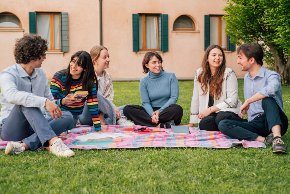 Collegio Mazza giardino con studenti